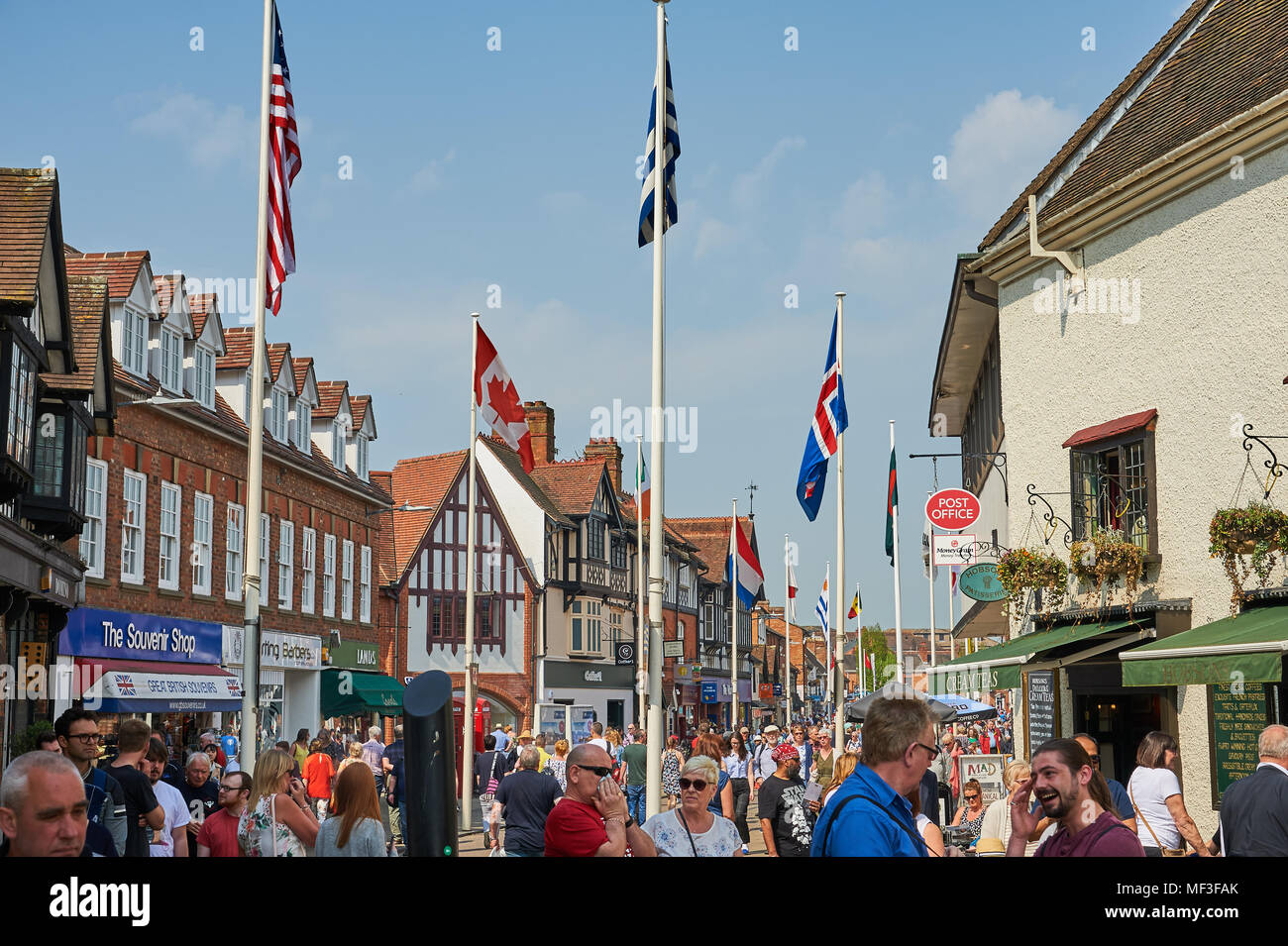 Henley Street Stratford upon Avon con le bandiere di tutte le nazioni che vola come parte di William Shakespeare feste di compleanno. Foto Stock