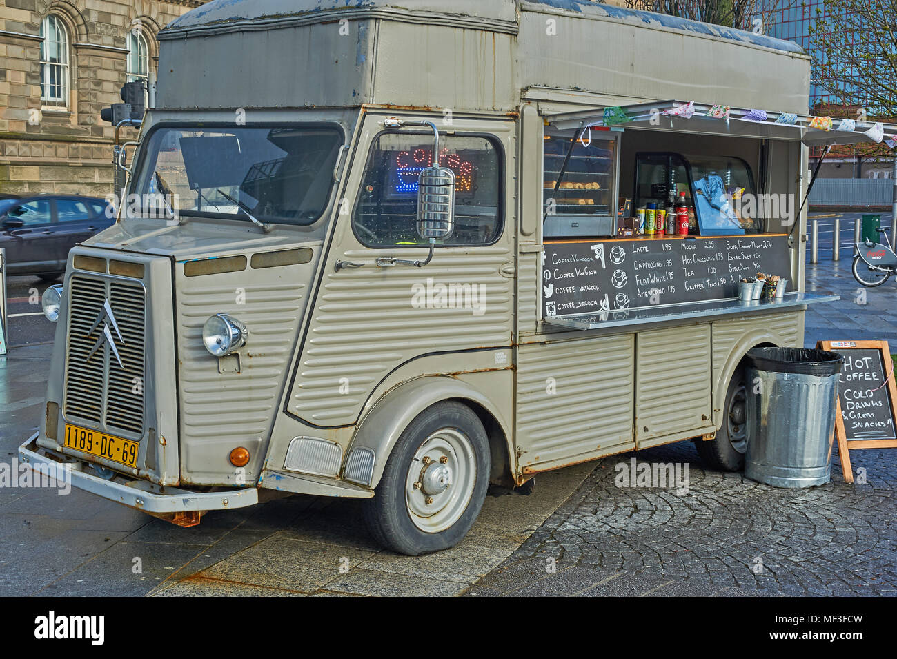Classic Citroen H van convertiti per utilizzare come un mobile venditore di caffè nel centro di Belfast. Foto Stock