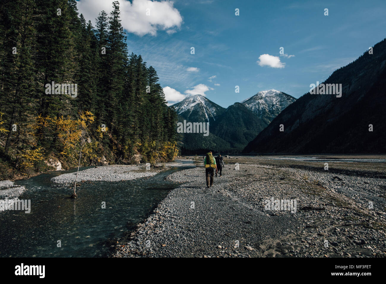Canada, British Columbia, Monte Robson Provincial Park, due uomini escursionismo su Berg Lago Trail Foto Stock
