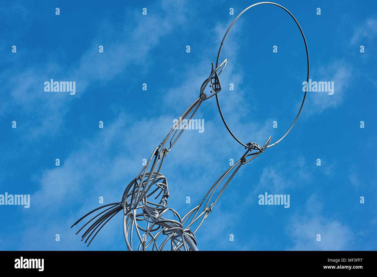 Faro di speranza, Nuala con l'hula o cosa con l'anello è una scultura di metallo in ringraziamento Square, Belfast è stato progettato da Andy Scott Foto Stock