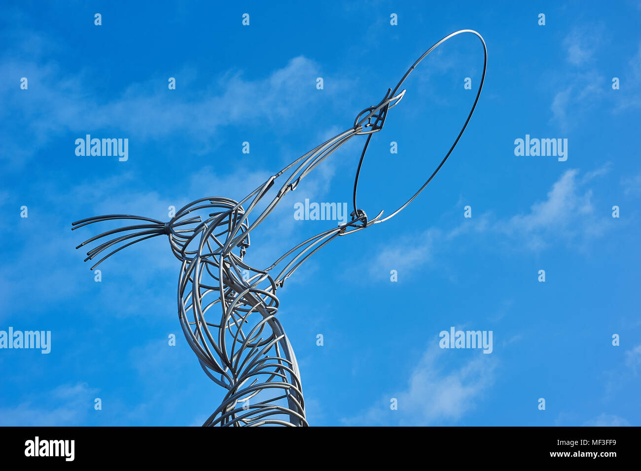 Faro di speranza, Nuala con l'hula o cosa con l'anello è una scultura di metallo in ringraziamento Square, Belfast è stato progettato da Andy Scott Foto Stock
