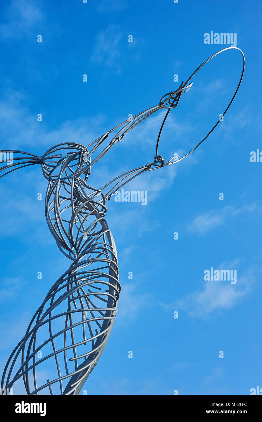Faro di speranza, Nuala con l'hula o cosa con l'anello è una scultura di metallo in ringraziamento Square, Belfast è stato progettato da Andy Scott Foto Stock