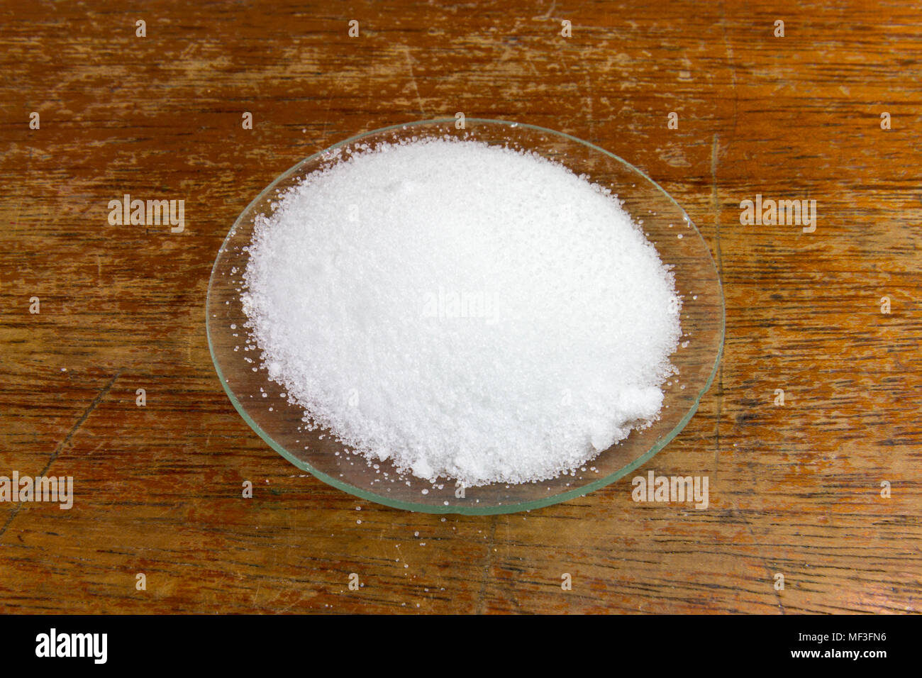 Un vetro di orologio di nitrato di ammonio come usato in un Regno Unito di scuola secondaria. Foto Stock