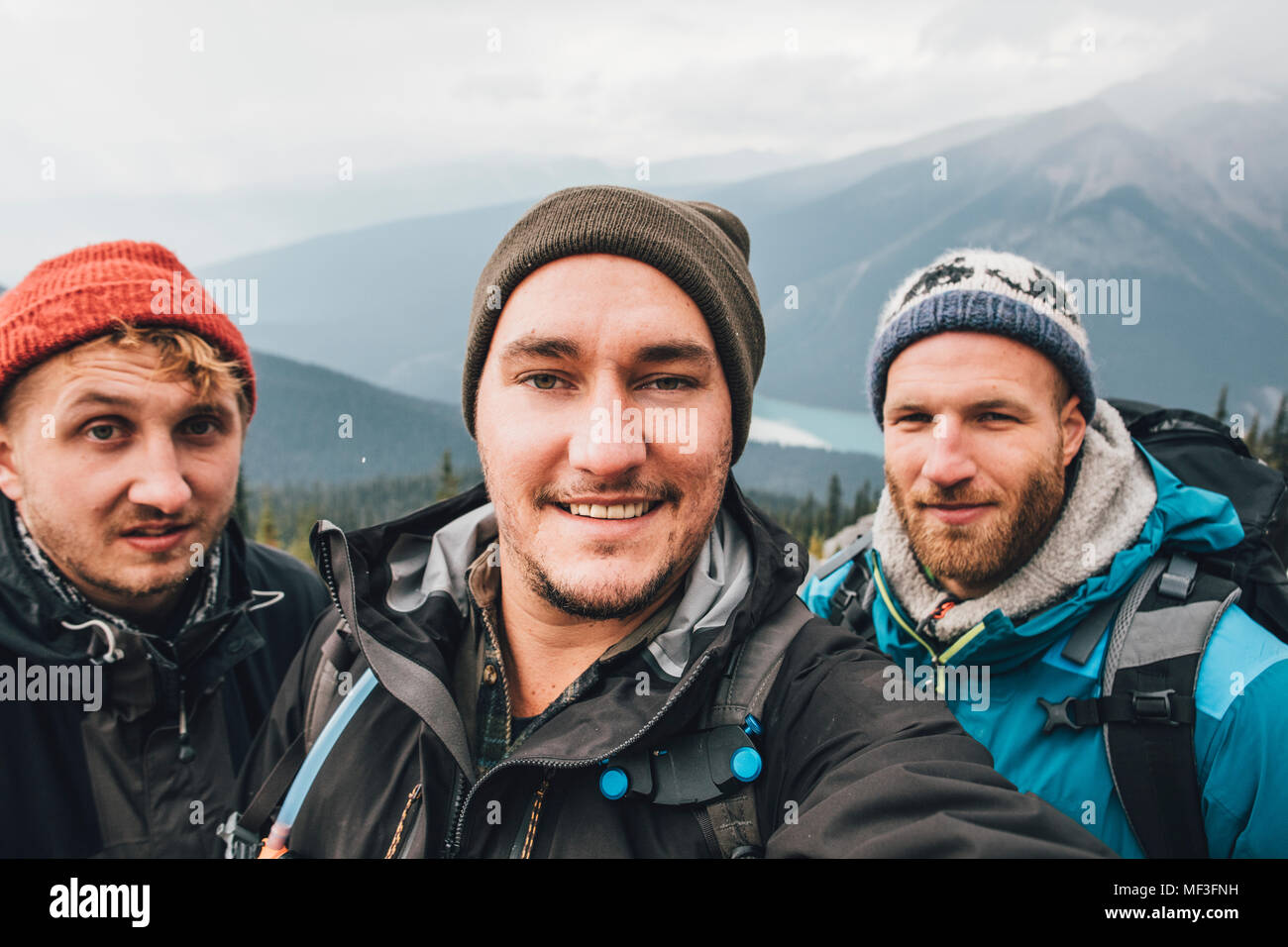 Canada, British Columbia, Parco Nazionale di Yoho, selfie di tre sorridendo gli escursionisti a Mount Burgess Foto Stock