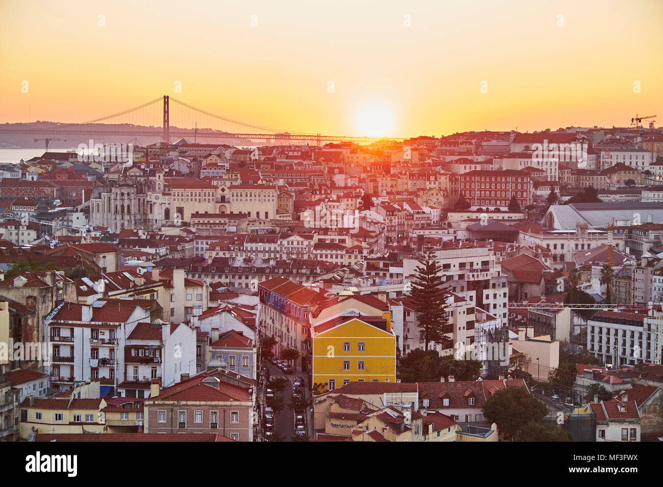Il Portogallo, Lisbona, vista dal Miradouro da Igreja da Graca, cityscape al tramonto Foto Stock