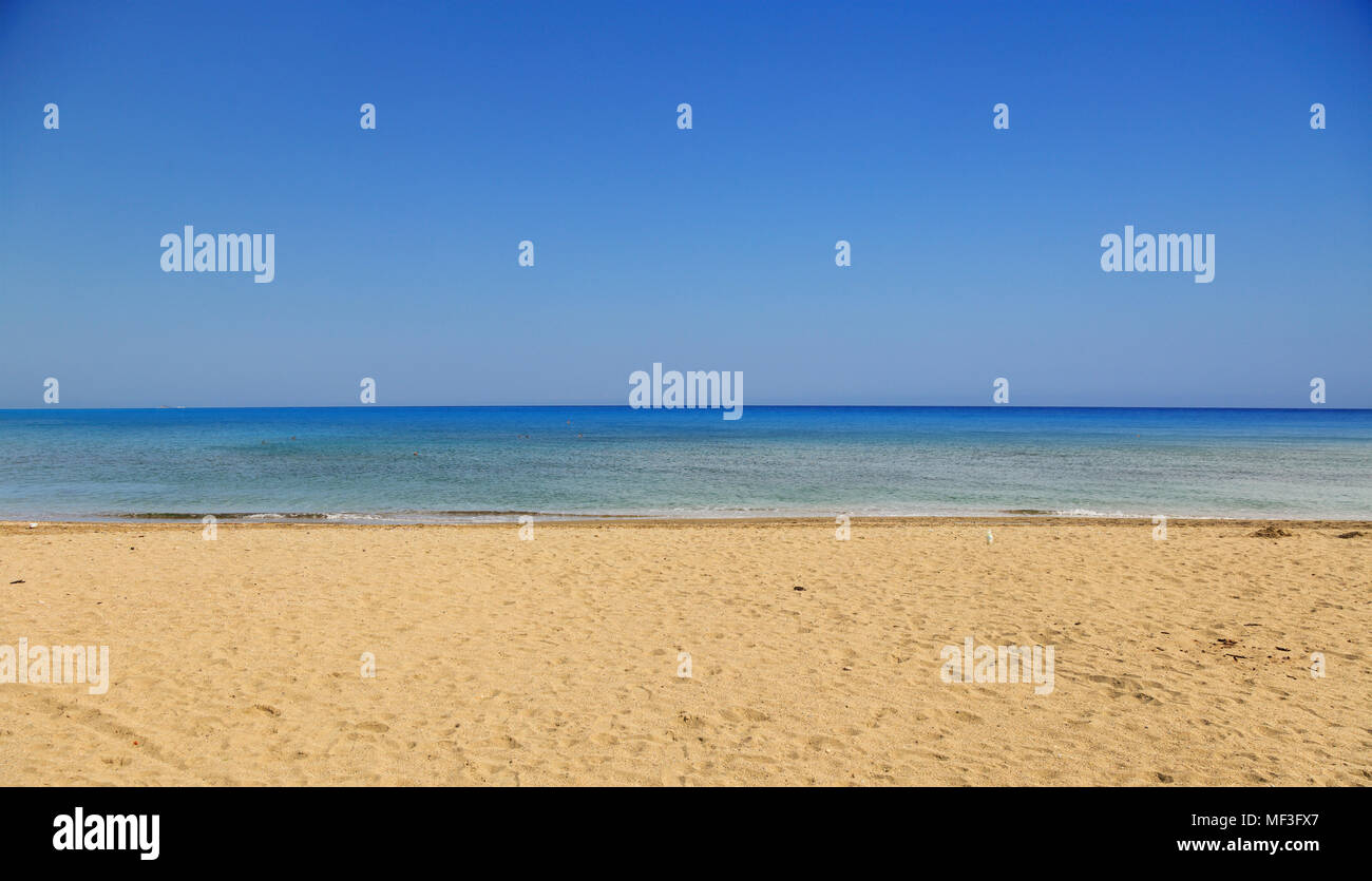 Spiaggia di sabbia, mare calmo di cielo blu chiaro dello sfondo. Destinazione estiva per le vacanze e per il relax. Foto Stock