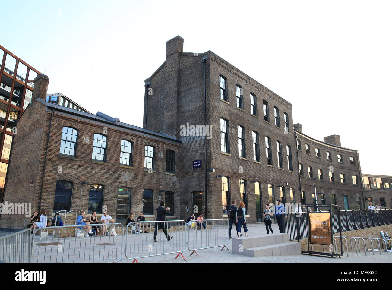 Il designer britannico Tom Dixon è di nuovo studio & cafe nell'ufficio di carbone nella nuova area dello shopping del carbone scende cortile a Kings Cross, London Foto Stock