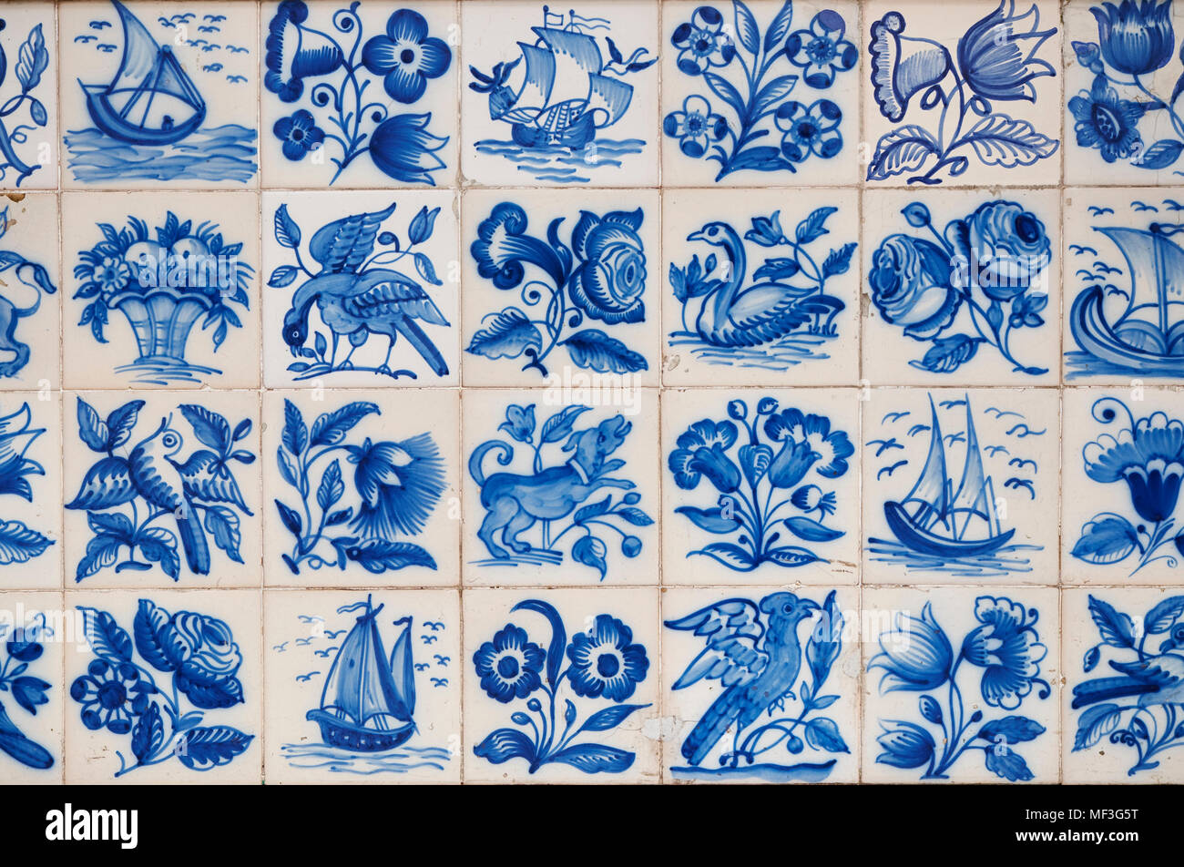 Il Portogallo, Lisbona, Alfama, parte della parete di bianco e blu con azulejos Foto Stock