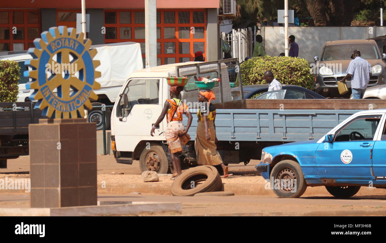 Monumento internazionale rotante in una strada trafficata a Bissau, Guinea Bissau. Foto Stock