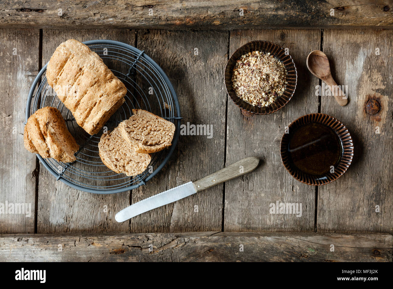 Tradizionalmente il dado egiziano spice blend dukkah con pane e olio di oliva Foto Stock