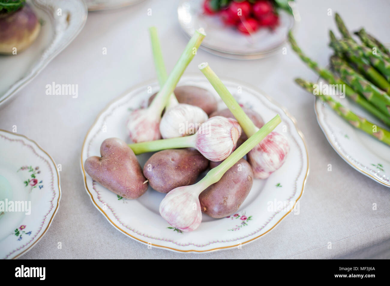 Aglio e patate su piastra Foto Stock