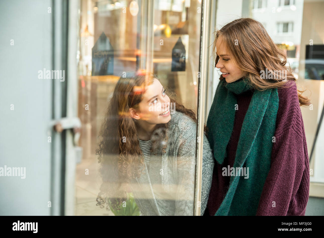 Due ragazze adolescenti in vetrina Foto Stock