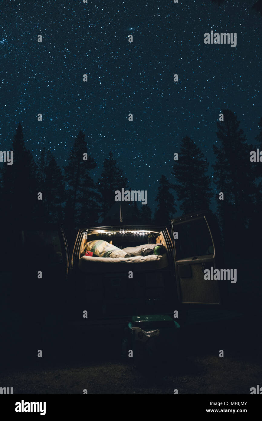 Canada, British Columbia, Chiliwack, cielo stellato e minivan illuminata di notte Foto Stock