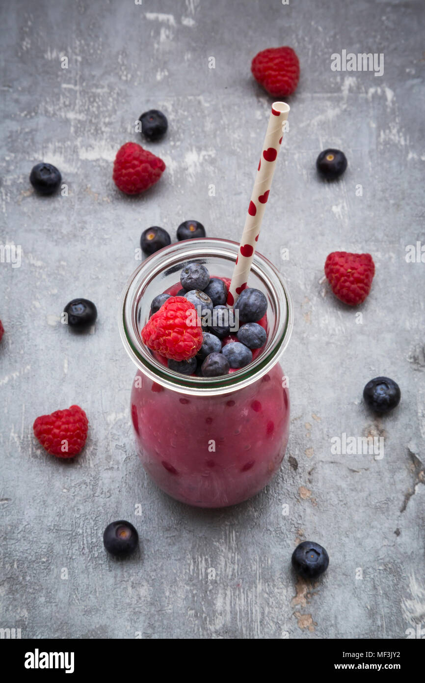 Bottiglia in vetro di berry smoothie Foto Stock