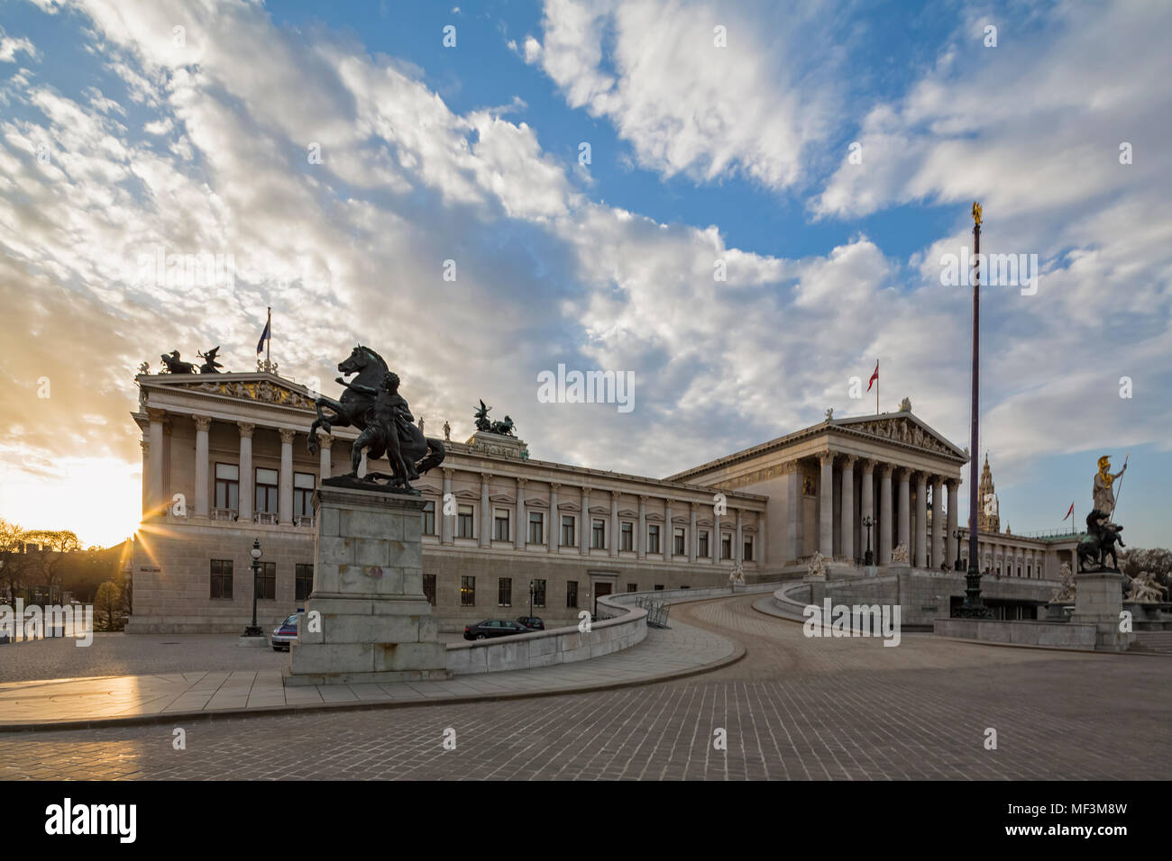 Austria, Vienna, vista dell'edificio del parlamento al tramonto Foto Stock