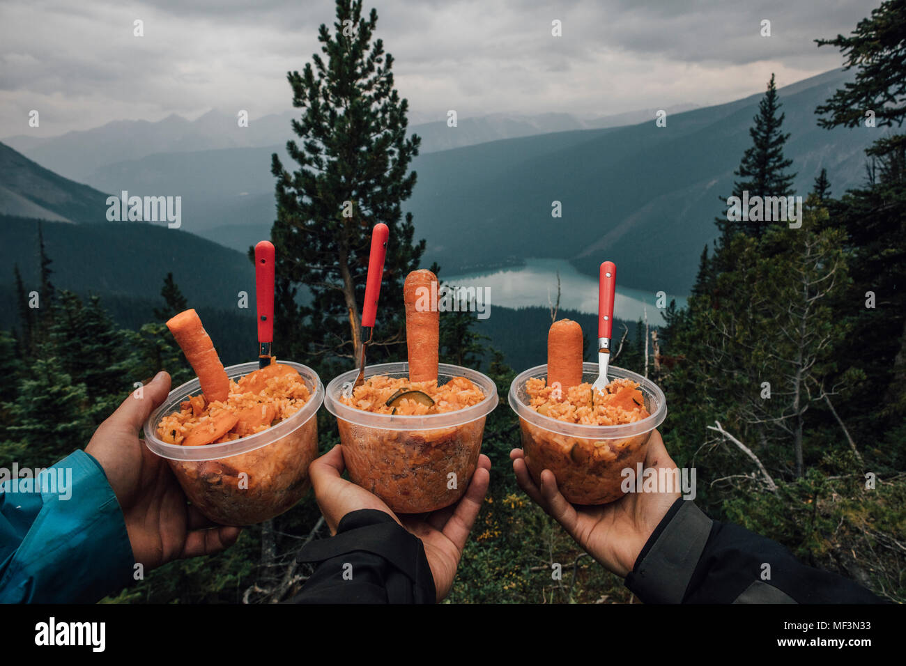 Canada, British Columbia, Parco Nazionale di Yoho, escursionisti holding piatti a base di riso in ciotole di plastica Foto Stock