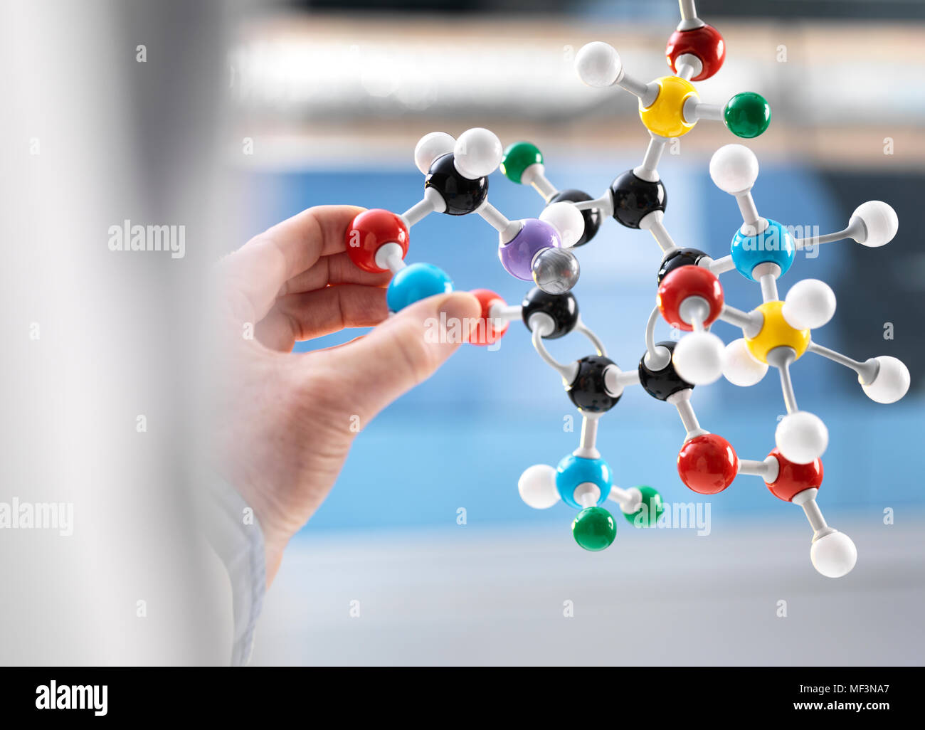 Scienziato tenendo un modello molecolare Foto Stock