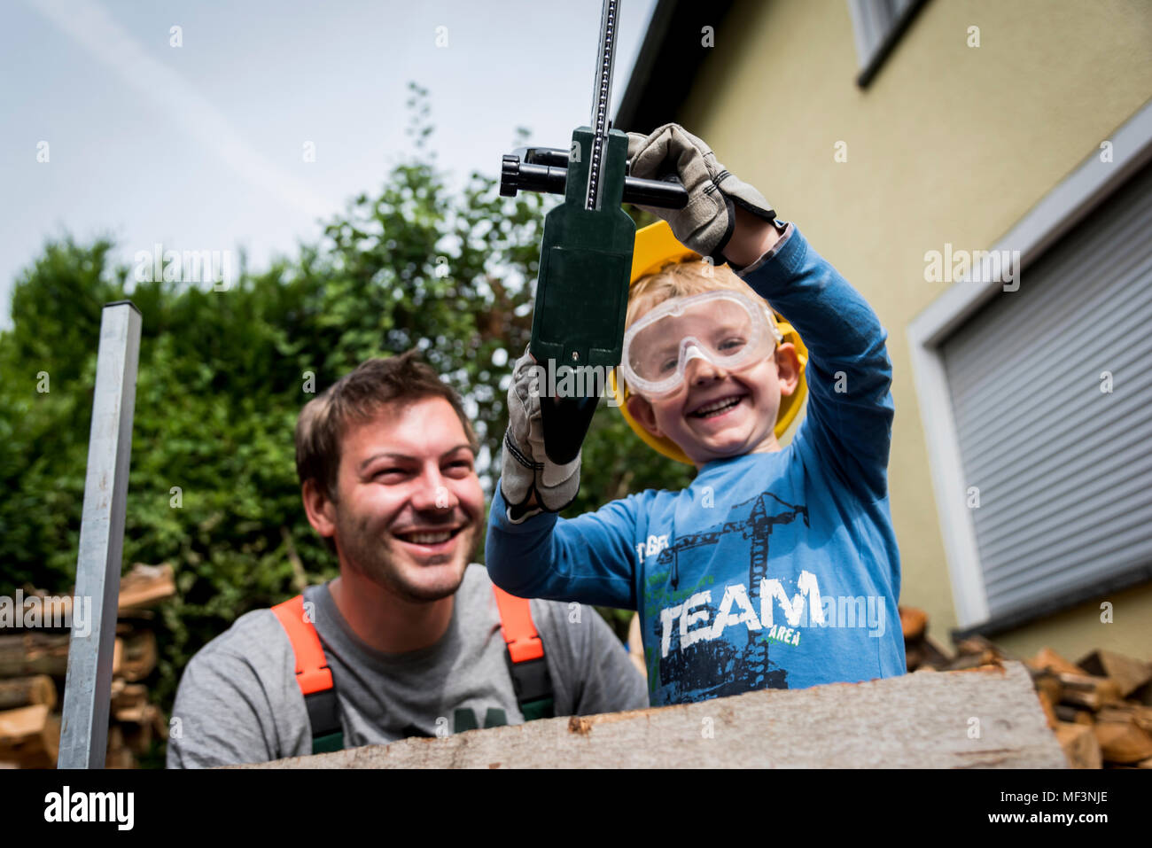 Felice padre e figlio di segatura di legno insieme Foto Stock