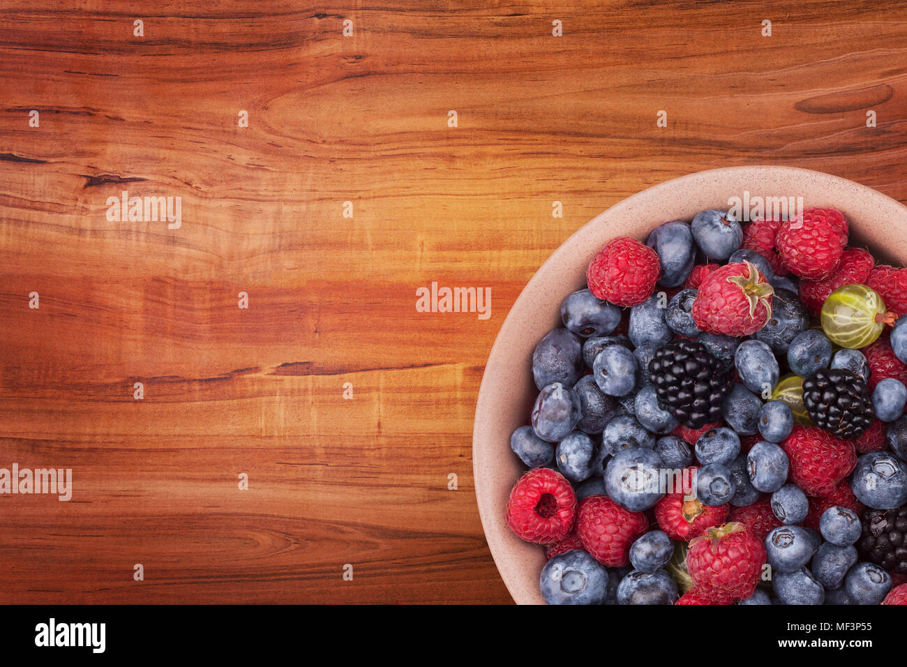 Piastra con frutti di bosco Foto Stock