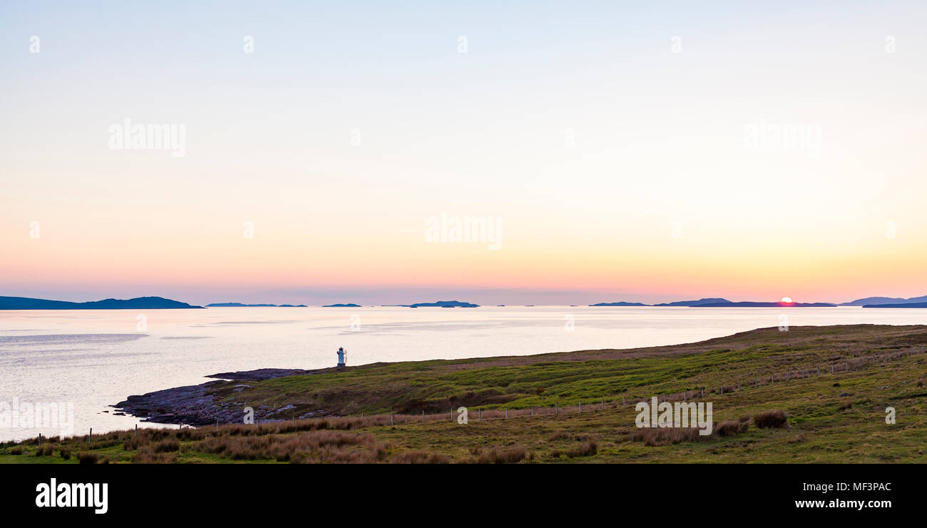 Regno Unito, Scozia, Highland, Loch Ginestra, vicino a Ullapool, Rhue faro al tramonto Foto Stock
