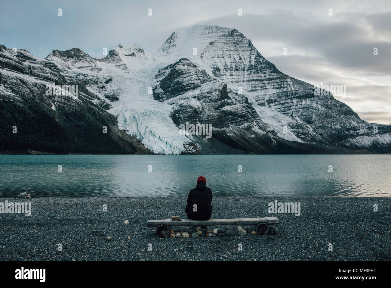 Canada, British Columbia, Monte Robson Provincial Park, uomo seduto al Lago Berg Foto Stock