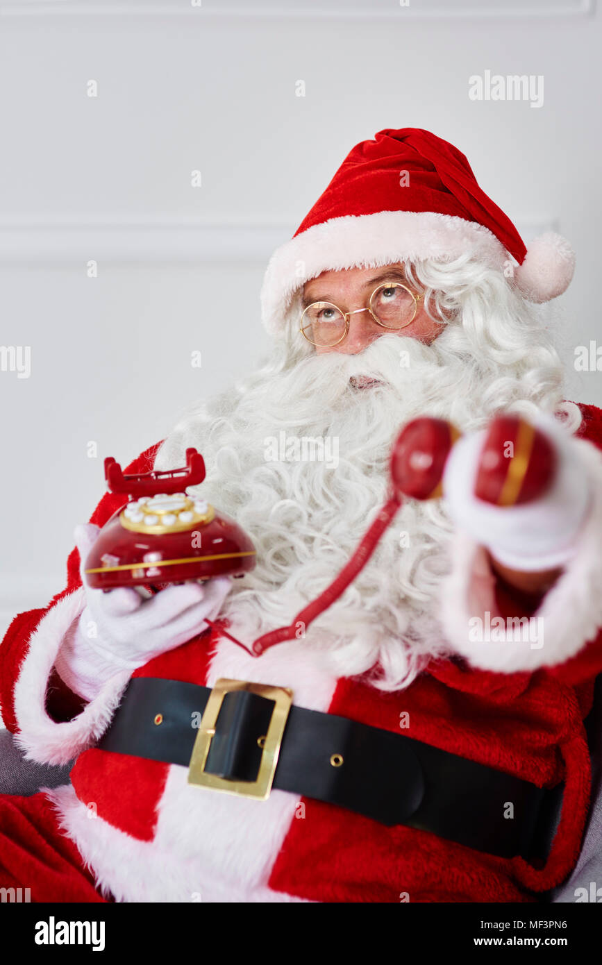 Ritratto di Babbo Natale con il telefono Foto Stock