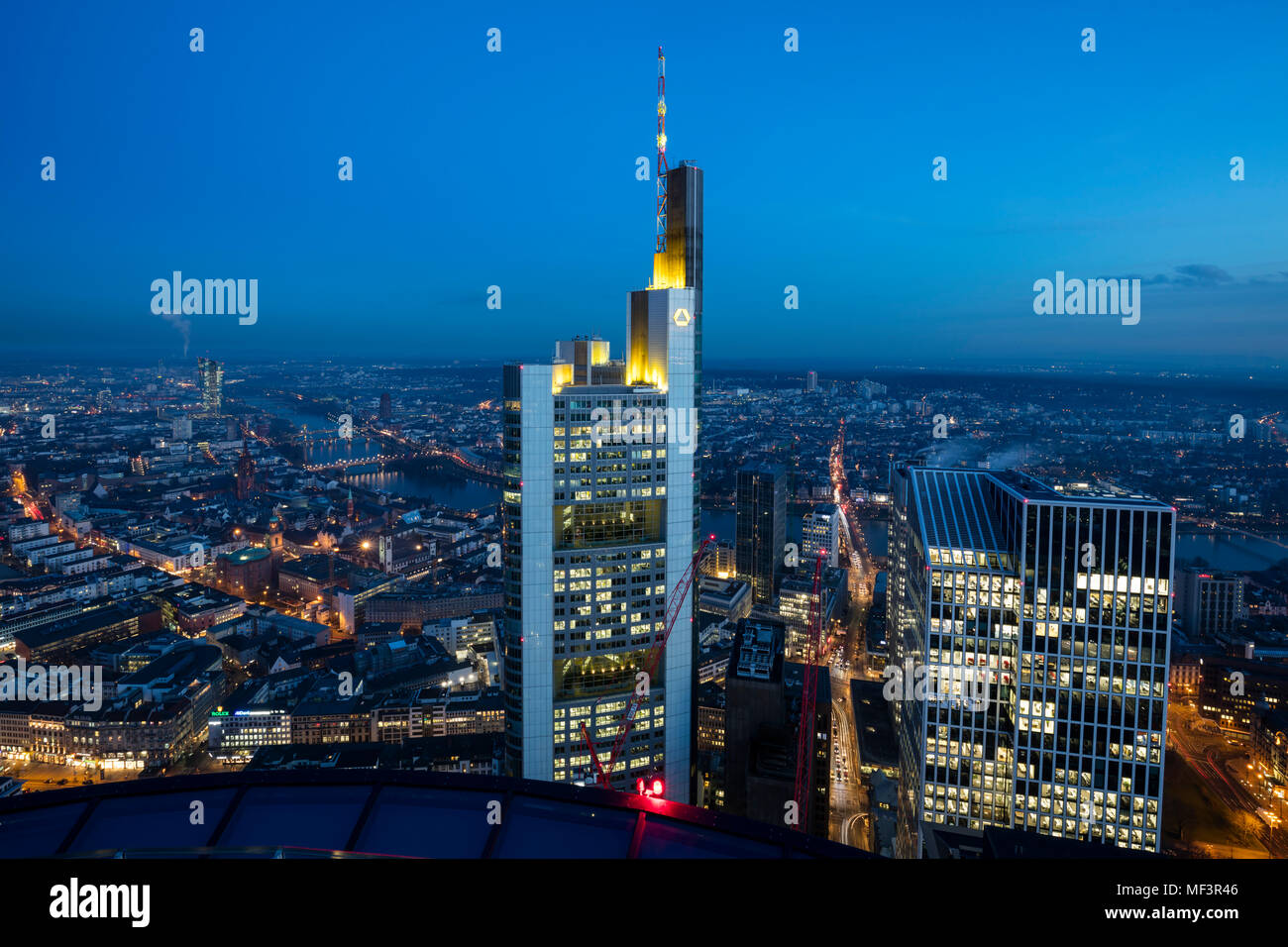 Germania, Hesse, Francoforte, il quartiere finanziario, la Torre della Commerzbank a blue ora Foto Stock