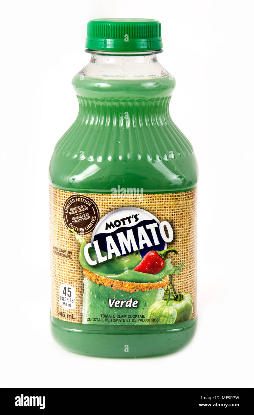 Sorel-Tracy, Canada-23 Aprile 2018 : Mott's Clamato Verde 945 ml flacone su sfondo bianco. Questo è stato un periodo di tempo limitato prodotto. Foto Stock