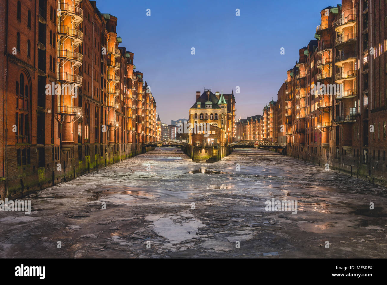 Germania, Amburgo, Speicherstadt, Castello d'acqua, il fiume Elba e drift ghiaccio in inverno Foto Stock