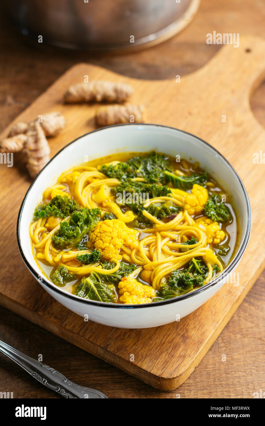 Curcuma brodo zuppa Detox con la sua pasta di soba, Cavoli, cavolfiori e ceci. Foto Stock