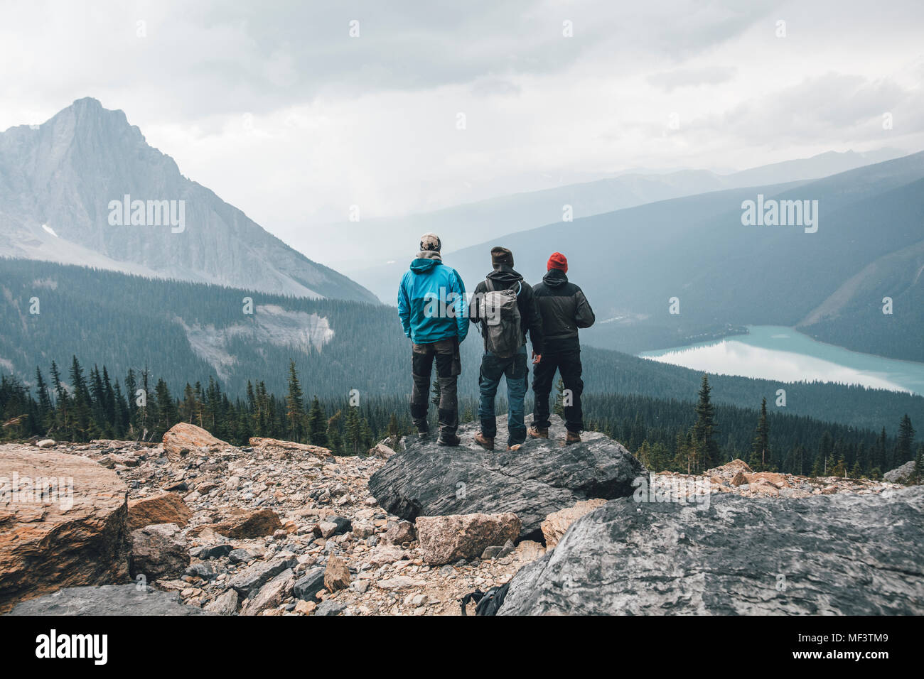 Canada, British Columbia, Parco Nazionale di Yoho, gli escursionisti a Mount Burgess guardando il Lago di Smeraldo Foto Stock