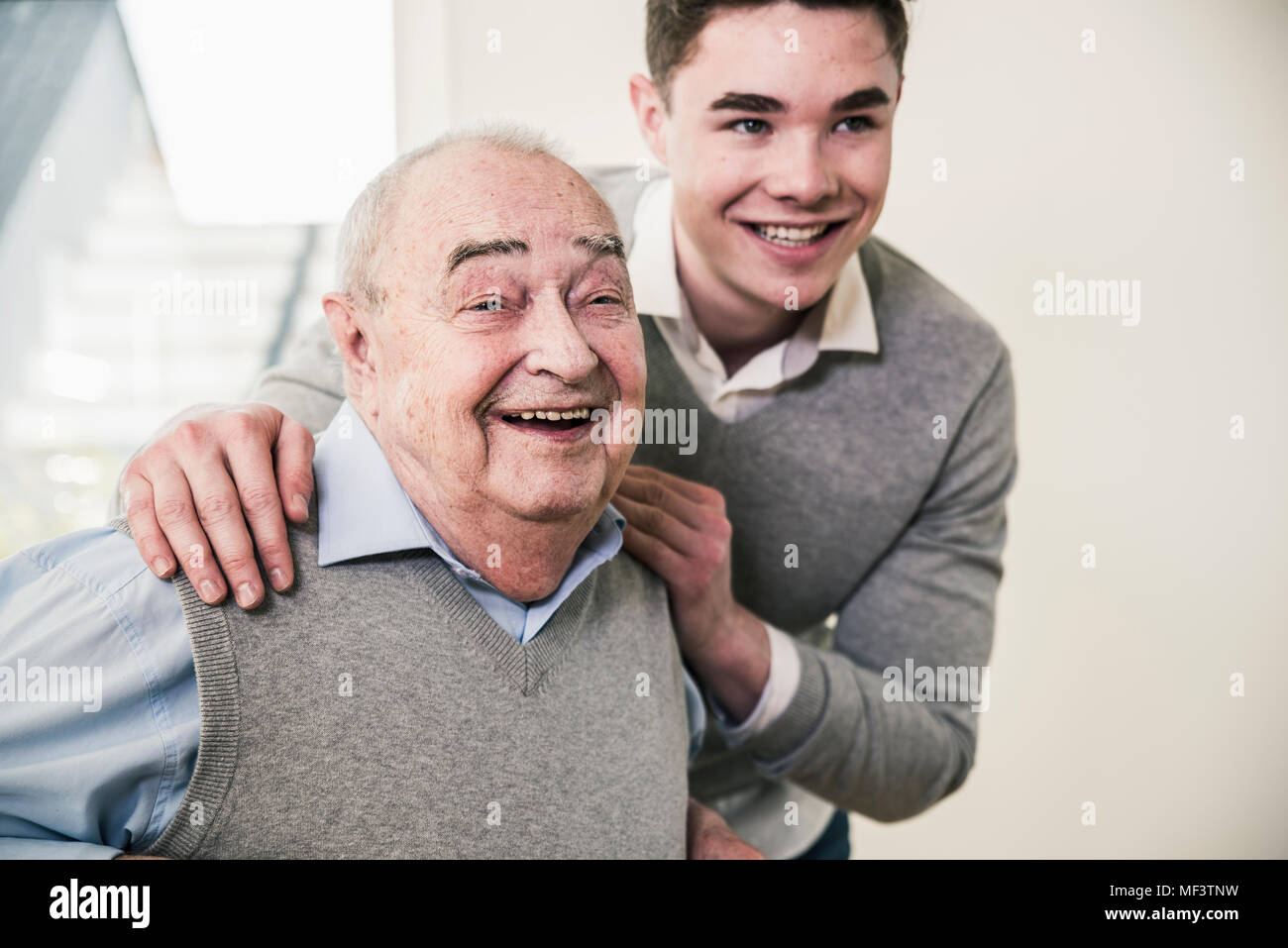 Ritratto di felice uomo senior e giovane Foto Stock