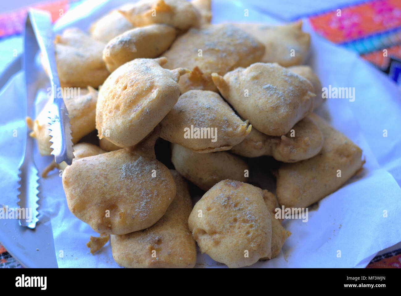 Fritte cibo indiano. Pakora o Pakoda o Bhajia è profondo fritto di ricotta o formaggio paneer o altri snack vegetale Foto Stock