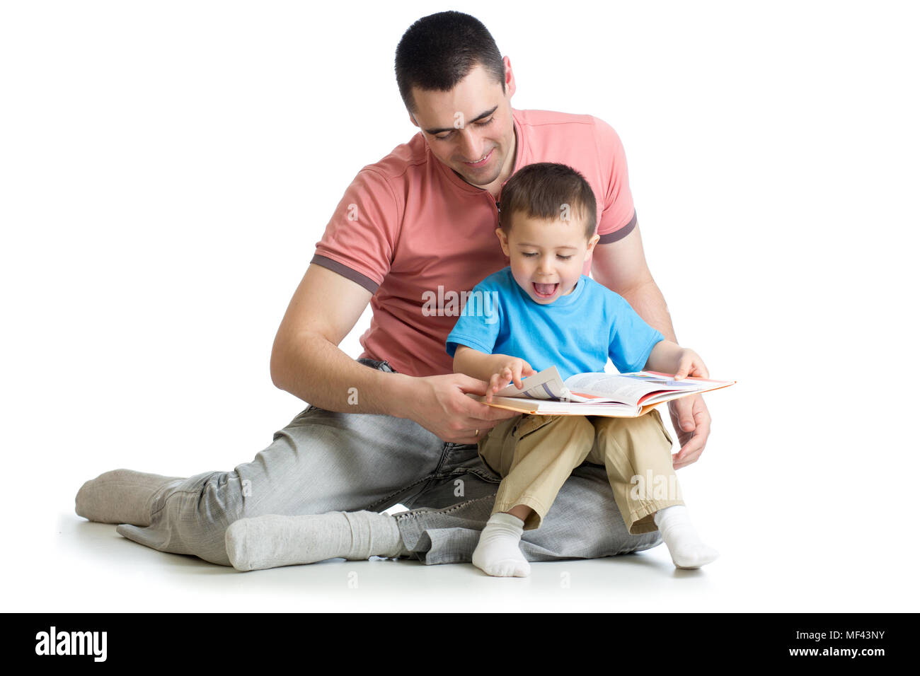 Ragazzo del bambino e il suo papà leggere un libro Foto Stock