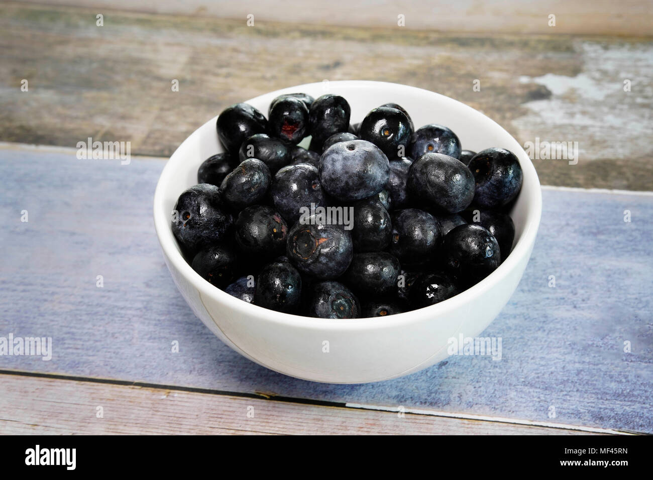 Una piastra piena di maturi frutti sani sul tavolo Foto Stock