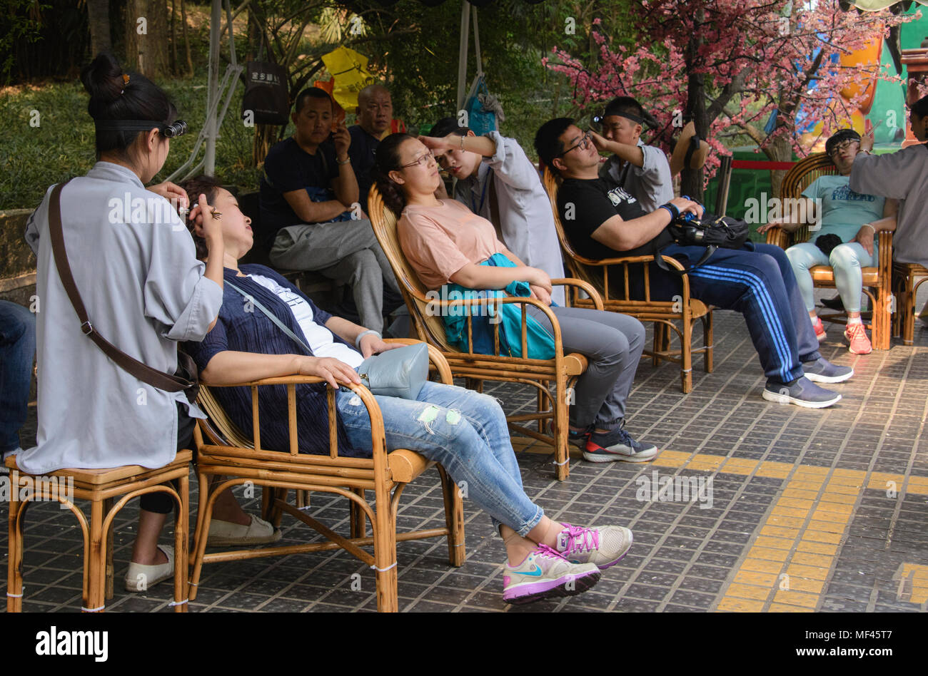 Orecchio di pulizia su Jinli antica strada, Chengdu Sichuan, Cina Foto Stock