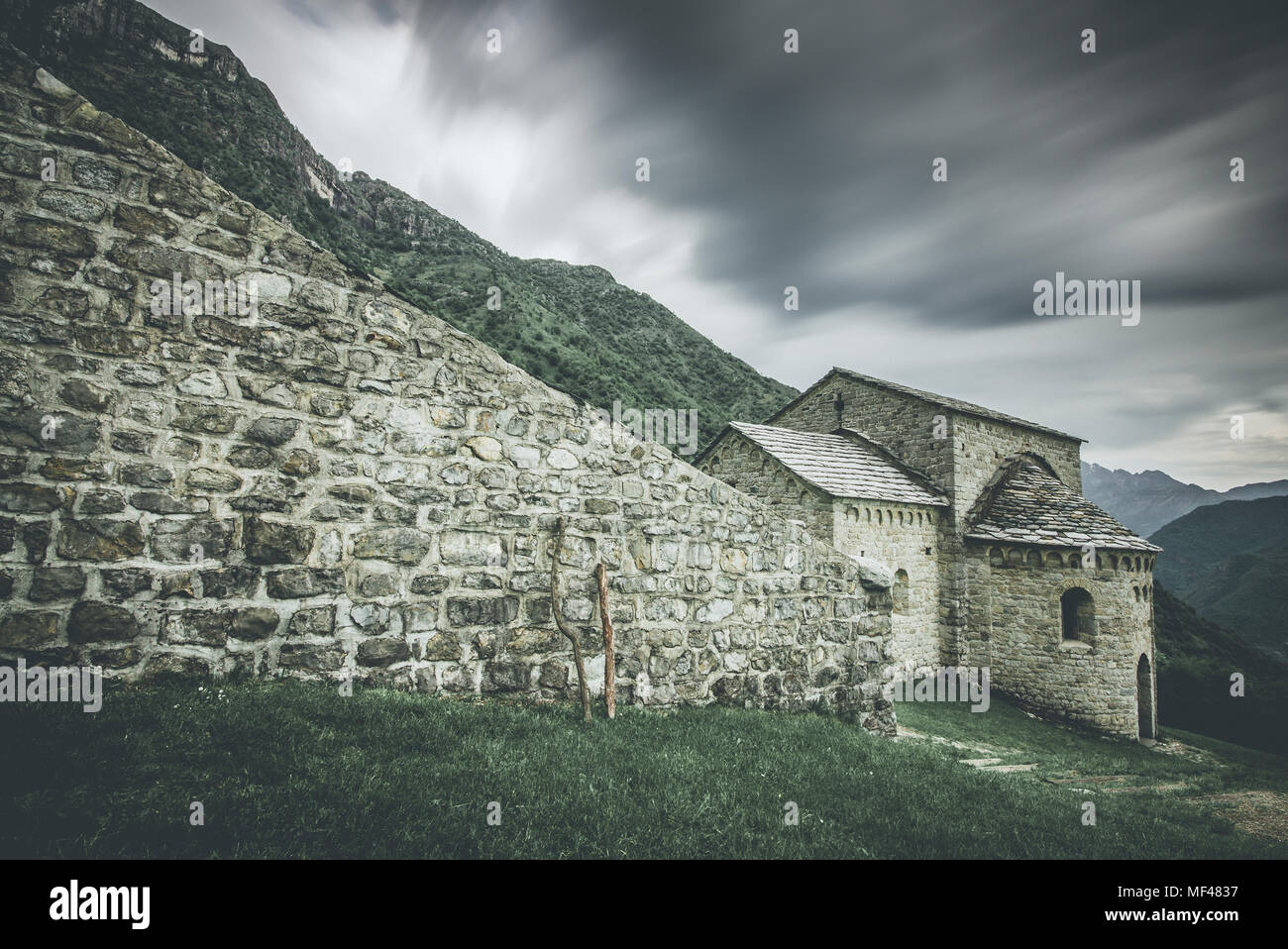 Chiesa nel paesaggio di montagna - molla umore - dissaturato immagine di stile Foto Stock