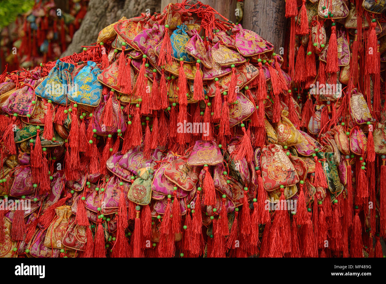 Buona fortuna desiderio sacchi appesi a Jinli antica strada, Chengdu Sichuan, Cina Foto Stock