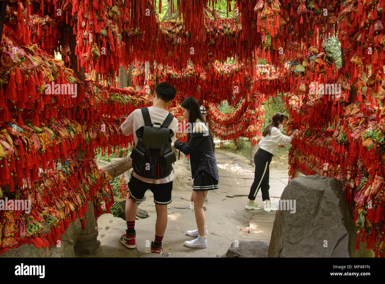 Buona fortuna desiderio sacchi appesi a Jinli antica strada, Chengdu Sichuan, Cina Foto Stock