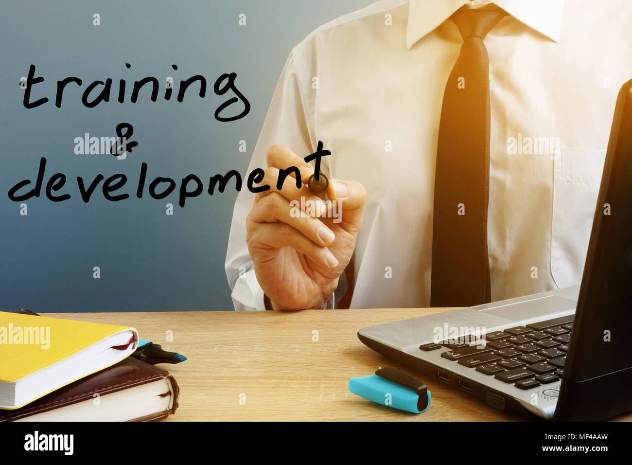 Formazione e sviluppo. Mentor con marcatore in ufficio tavolo. Foto Stock