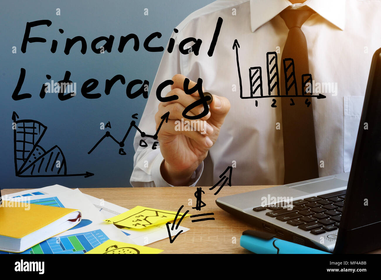 Alfabetizzazione finanziaria. Uomo in ufficio tavolo. Foto Stock