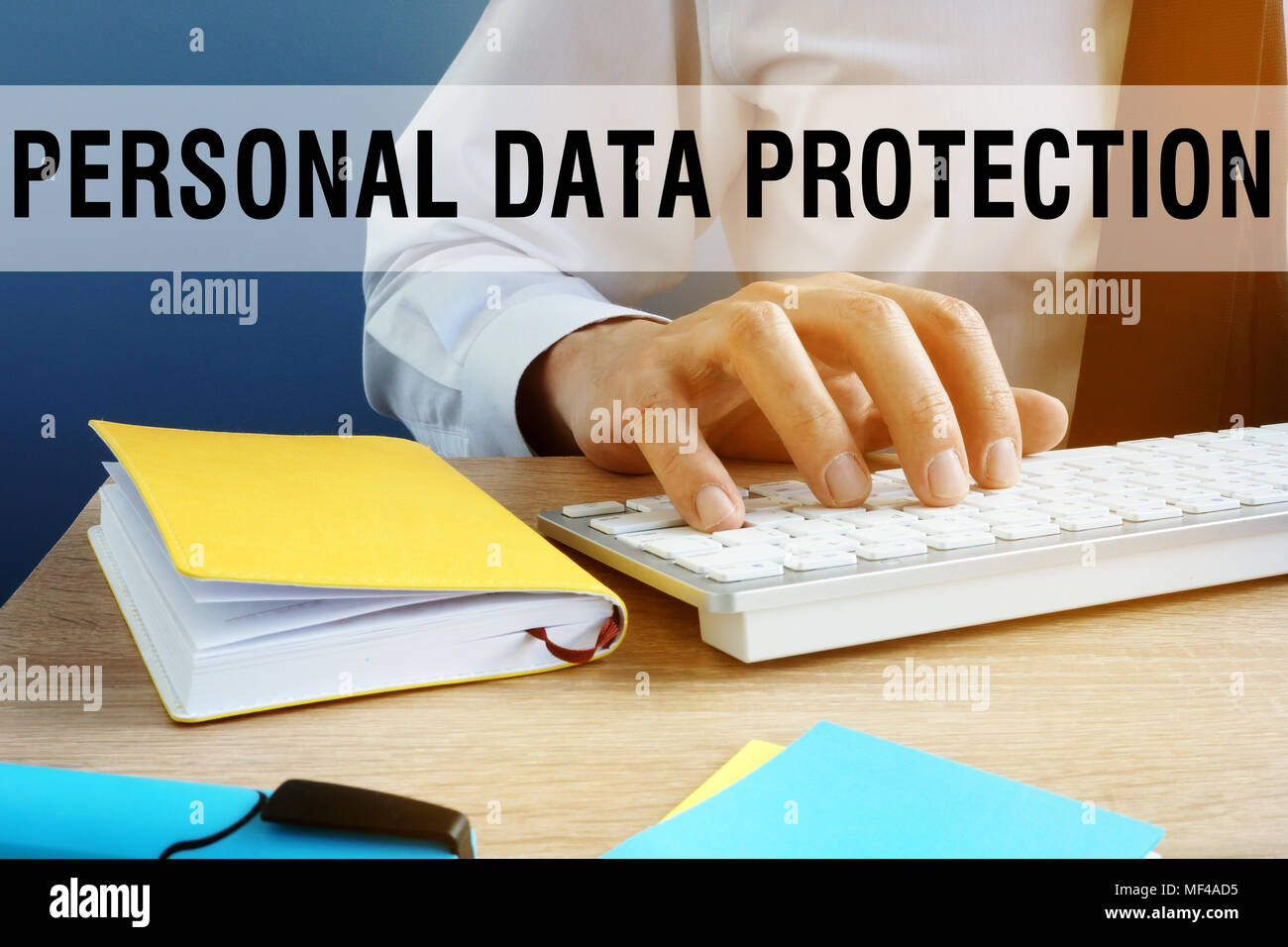 Protezione dei dati personali. Manager digitando su una tastiera. Foto Stock