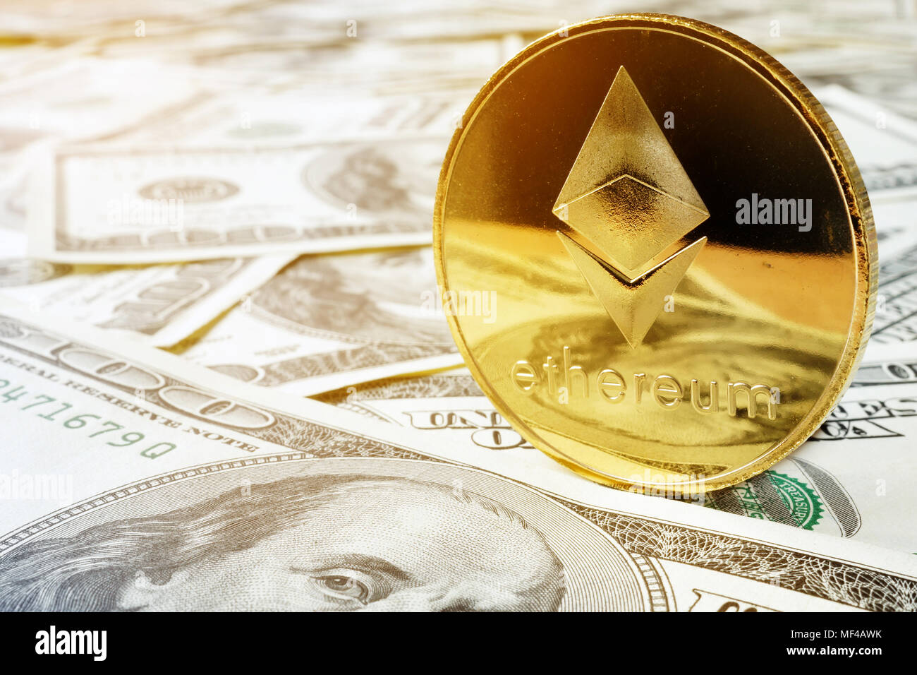 Ethereum ETH di moneta e di dollari. Cryptocurrency exchange. Foto Stock