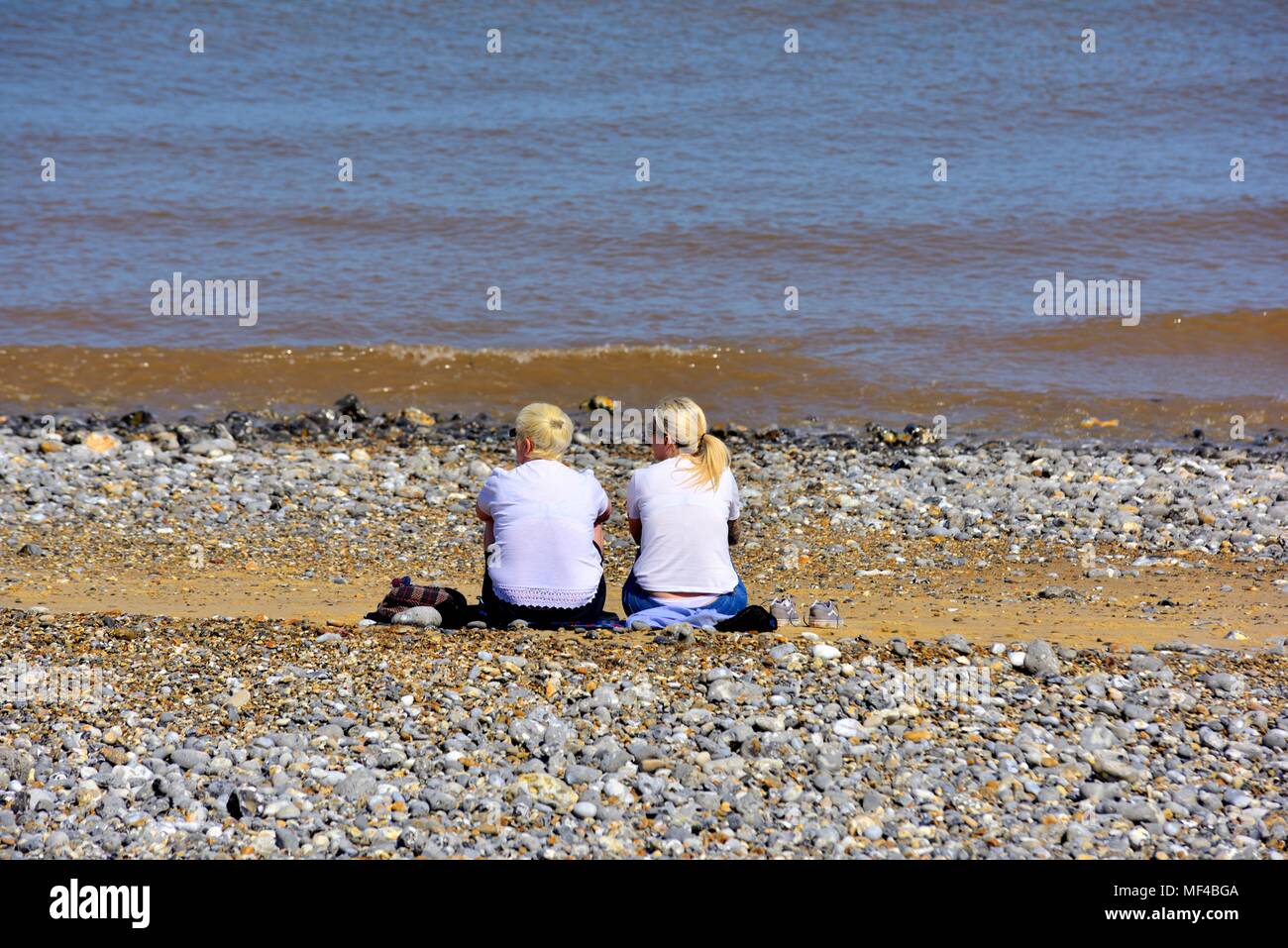 Madre e figlia udienza del Cromer Beach Norfolk England Regno Unito Foto Stock