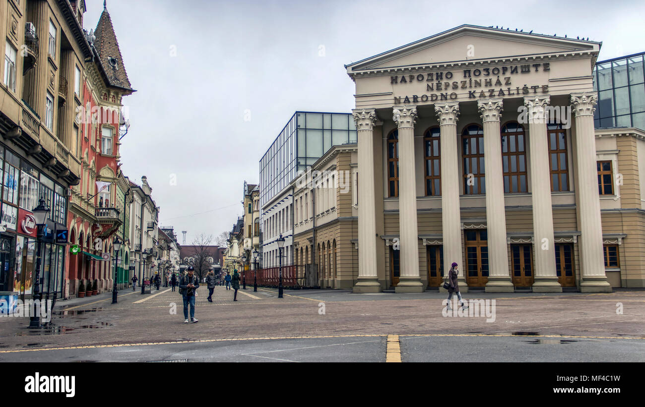 SUBOTICA, Vojvodina, SERBIA - edificio del Teatro Nazionale in Piazza della Libertà si trova nel centro della città Foto Stock