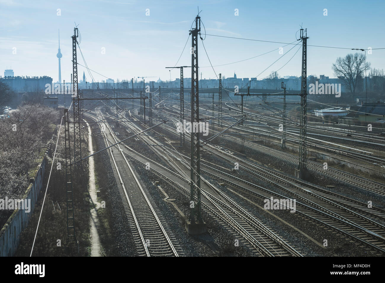 Mattina del paesaggio urbano con il complicato sistema ferroviario a Berlino Foto Stock