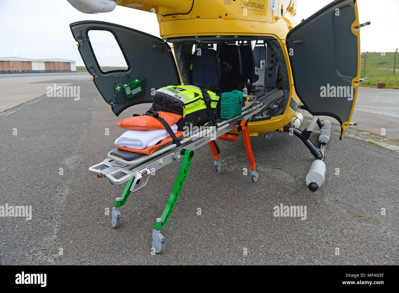 Scottish Ambulane Servizio elicottero sul piazzale dell'aeroporto Sumburgh Shetland Foto Stock