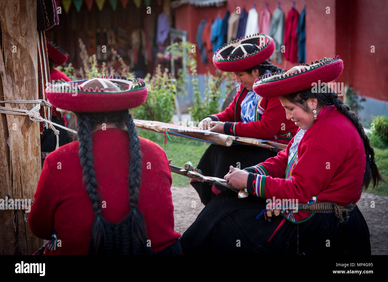 Le donne di tessitura in Chinchero, Perù Foto Stock