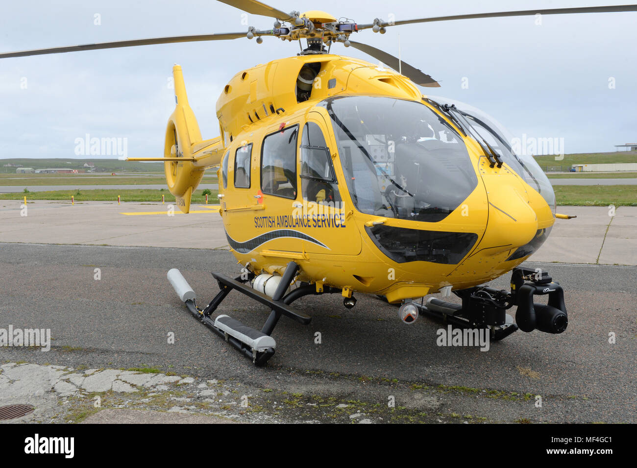 Scottish Ambulane Servizio elicottero sul piazzale dell'aeroporto Sumburgh Shetland Foto Stock