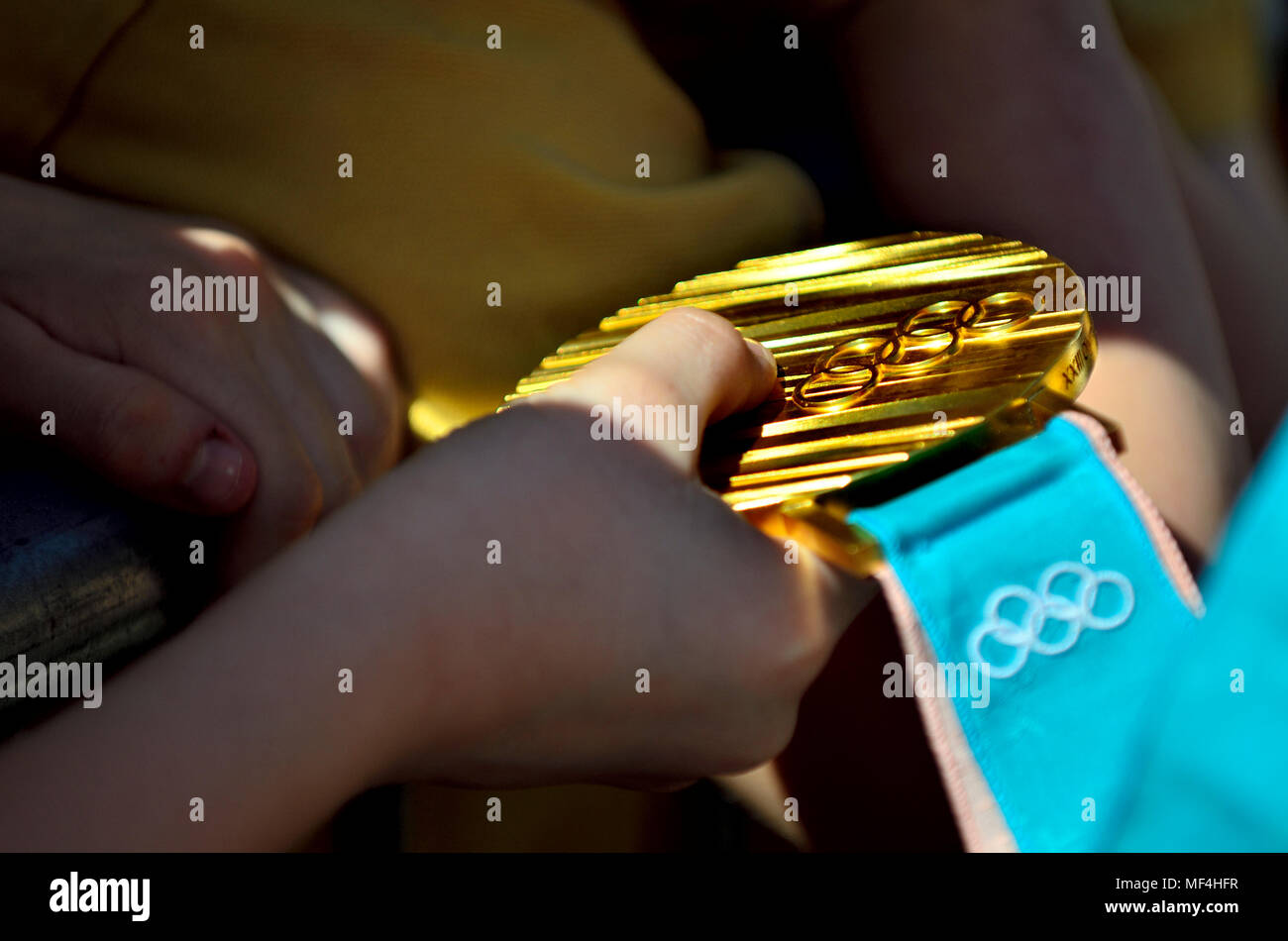 Inverno medaglia d'oro alle Olimpiadi - bambini holding Lizzy Yarnold lo scheletro di medaglia d'oro da PyongChang 2018 Foto Stock
